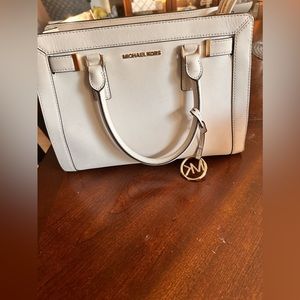 Michel kors hand bag. Excelente conditions.